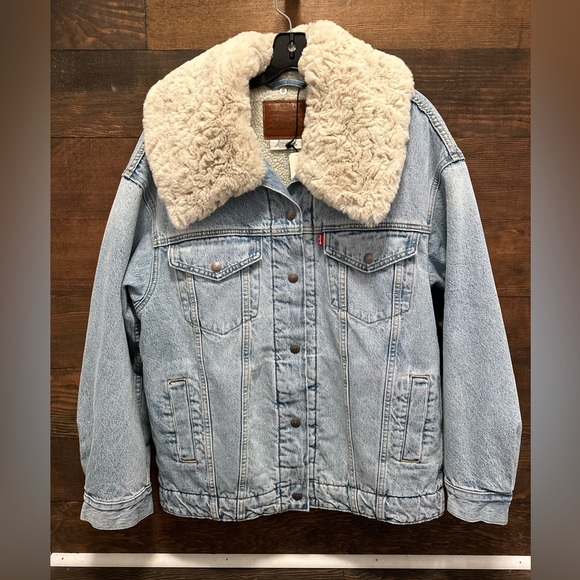 Levi’s over sized women’s Sherpa trucker - Picture 1 of 2